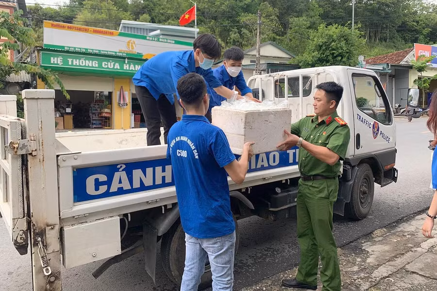 Công an huyện Tương Dương hỗ trợ vận chuyển cơm đến các điểm thi.