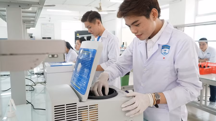 Sinh viên HUTECH trong phòng thí nghiệm