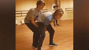 Suýt “tàn đời trai” chỉ vì thích thể hiện