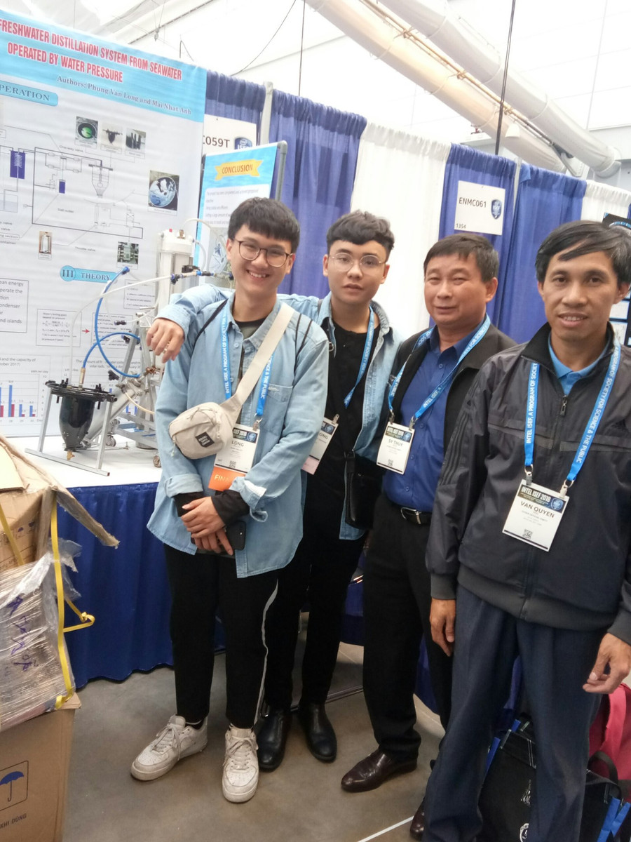 Thầy Mai Văn Quyền (ngoài cùng bên phải) cùng học trò lần đầu tiên tham dự cuộc thi Khoa học kỹ thuật quốc tế tổ chức tại Mỹ Thầy Mai Văn Quyền (ngoài cùng bên phải) cùng học trò lần đầu tiên tham dự cuộc thi Khoa học kỹ thuật quốc tế tổ chức tại Mỹ