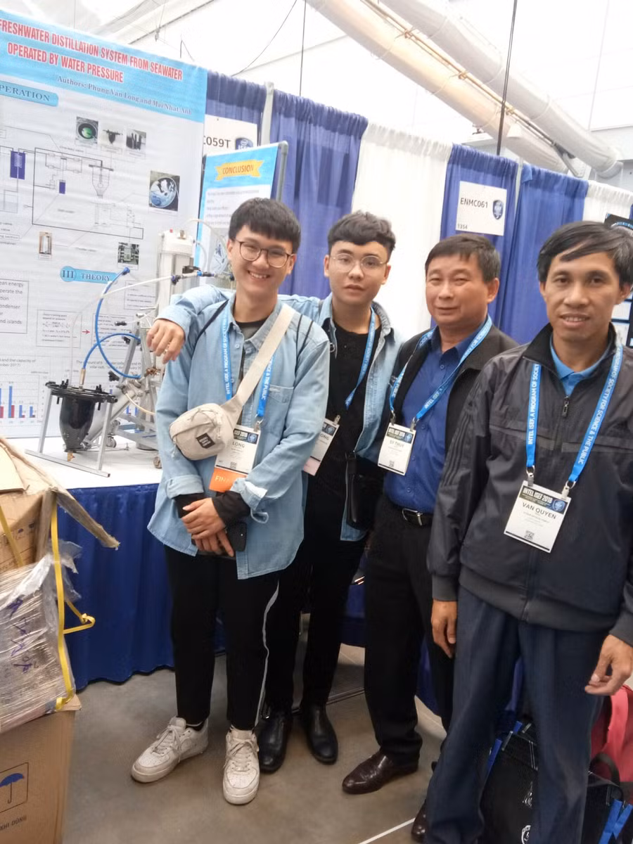 Thầy Mai Văn Quyền (ngoài cùng bên phải) cùng học trò lần đầu tiên tham dự cuộc thi Khoa học kỹ thuật quốc tế tổ chức tại Mỹ