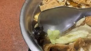 Đãi bạn lẩu thịt cừu, chưa kịp ăn người đàn ông tá hỏa thấy con vật đáng sợ này nổi lên