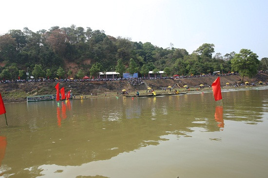 Giải đua thuyền độc mộc với sự tham gia của gần 100 tay chèo của 19 đội đến từ các xã, thị trấn của huyện Lắk tham gia tranh tài.