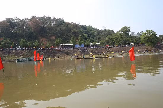 Giải đua thuyền độc mộc với sự tham gia của gần 100 tay chèo của 19 đội đến từ các xã, thị trấn của huyện Lắk tham gia tranh tài.