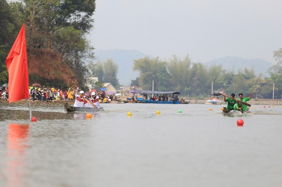 Các đội thi cố gắng hết sức để chèo thuyền, giữ thăng bằng trên nước. Các đội thi cố gắng hết sức để chèo thuyền, giữ thăng bằng trên nước.