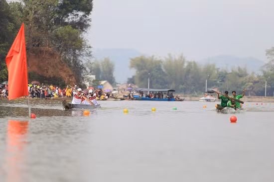 Các đội thi cố gắng hết sức để chèo thuyền, giữ thăng bằng trên nước.