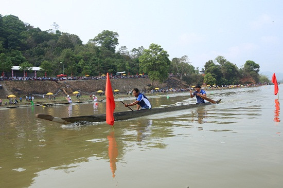 Các đội đua băng băng tiến về đích.