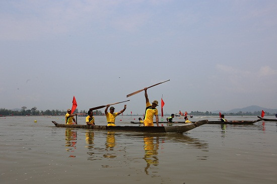 Niềm vui chiến thắng của các tay chèo tại giải đua.