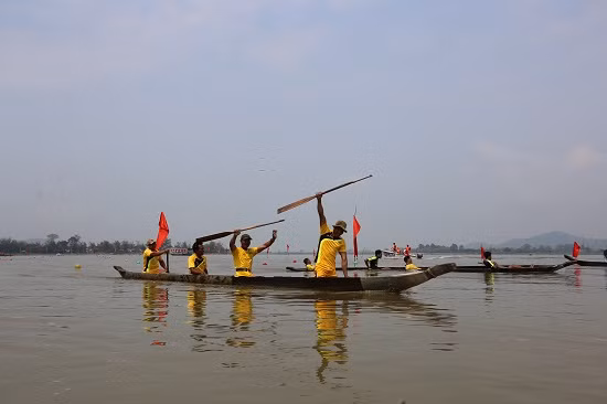 Niềm vui chiến thắng của các tay chèo tại giải đua.