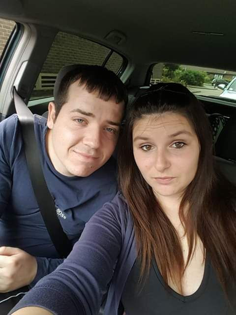 Thử làm một điều trên Facebook, cô dâu chú rể bất ngờ được tặng lễ cưới miễn phí ảnh 1 Katie Blades và hôn phu Aiden Kirk mới đâyphải hủy bỏ đámcưới vì không đủ tiền tổ chức.