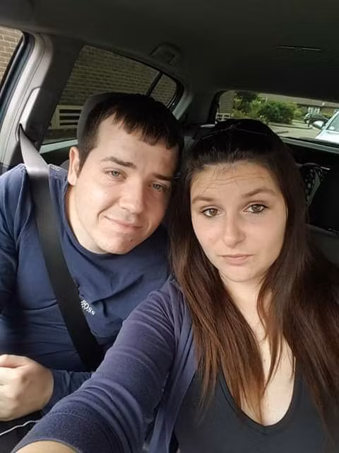 Katie Blades và hôn phu Aiden Kirk mới đâyphải hủy bỏ đámcưới vì không đủ tiền tổ chức.