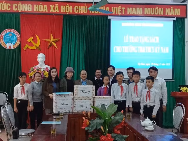 Hà Tĩnh: Cô thủ thư đi xin sách để tặng trẻ em nghèo - 3