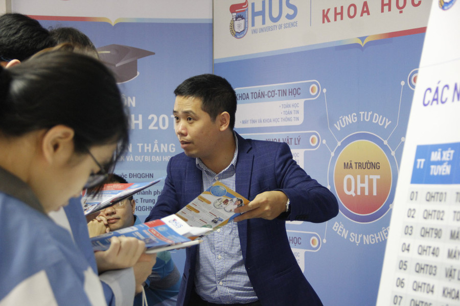 Trong buổi tư vấn tuyển sinh Trường ĐH KHTN - ĐHQGHN Trong buổi tư vấn tuyển sinh Trường ĐH KHTN - ĐHQGHN