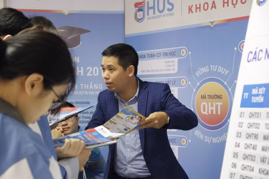 Trong buổi tư vấn tuyển sinh Trường ĐH KHTN - ĐHQGHN