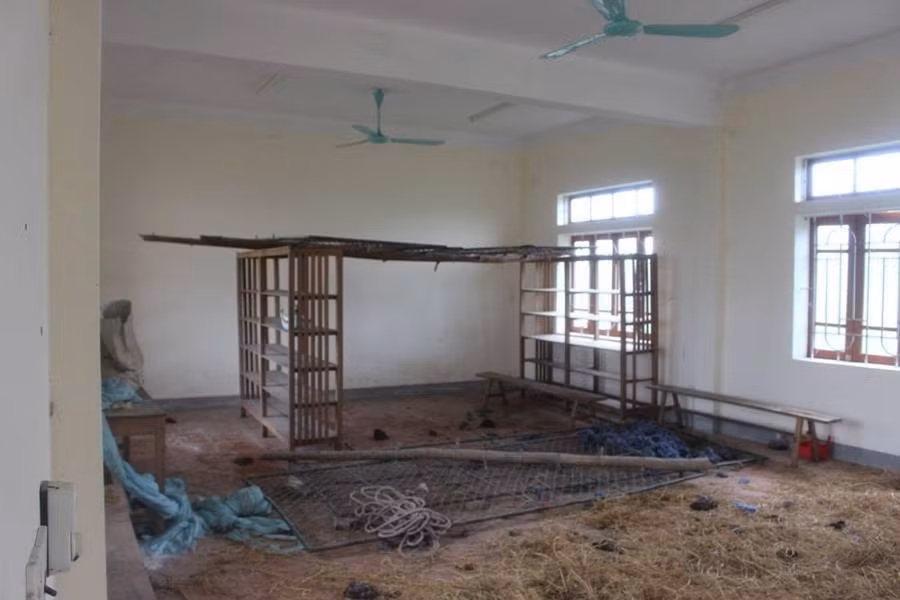 Trung tâm dạy nghề, các phòng học chỉ để giáo viên tranh thủ nuôi bò