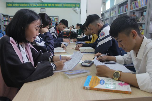 Hà Tĩnh: Cô thủ thư đi xin sách để tặng trẻ em nghèo - 5 Hà Tĩnh: Cô thủ thư đi xin sách để tặng trẻ em nghèo - 5