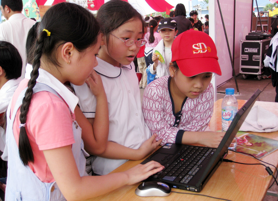 Học sinh tìm hiểu kiến thức Lịch sử - Địa lý trên máy tính Ảnh: Hà Thành Học sinh tìm hiểu kiến thức Lịch sử - Địa lý trên máy tính Ảnh: Hà Thành