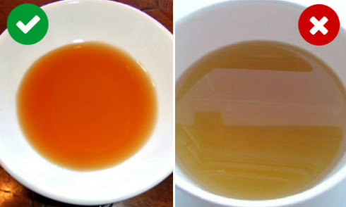 6 khác biệt giữa nước mắm truyền thống và nước mắm công nghiệp ảnh 2 Màu cánh gián của mắm truyền thống (trái) và màu vàng của mắm công nghiệp (phải).