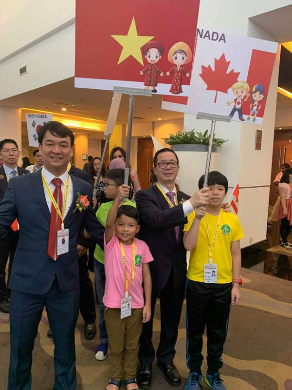 Ông Trần Xuân Thủy - Giám đốc Soroban VN và thí sinh bên cạnh đội tuyển Soroban Canada. Ông Trần Xuân Thủy - Giám đốc Soroban VN và thí sinh bên cạnh đội tuyển Soroban Canada.