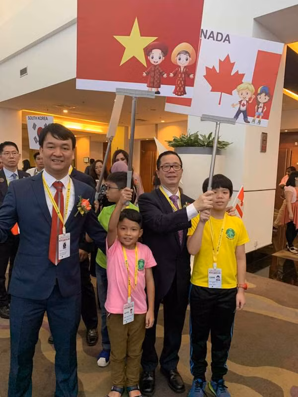 Ông Trần Xuân Thủy - Giám đốc Soroban VN và thí sinh bên cạnh đội tuyển Soroban Canada.