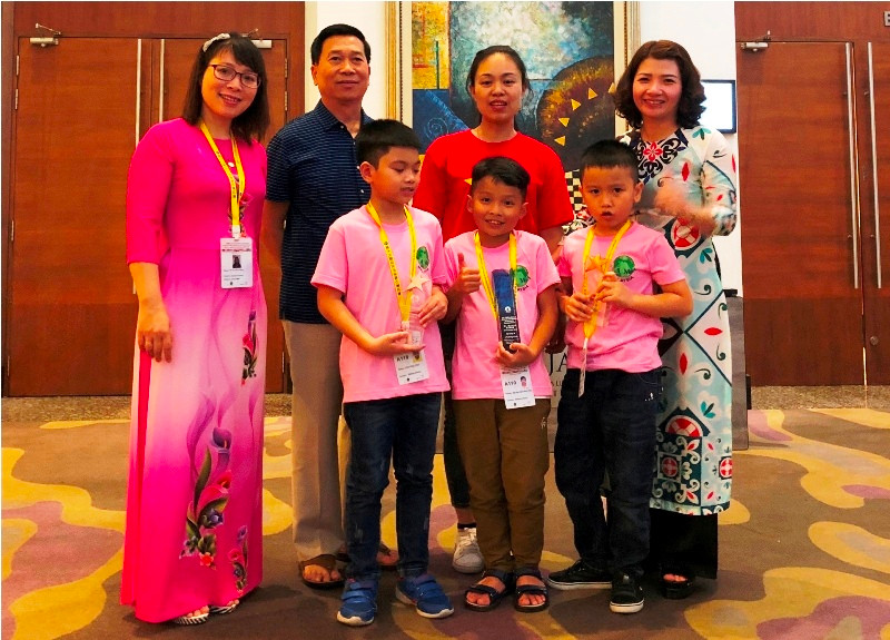Bà Phí Thị Minh Hằng (mặc áo dài hồng) - Phó GĐ Đào Tạo Soroban VN cùng thí sinh Bà Phí Thị Minh Hằng (mặc áo dài hồng) - Phó GĐ Đào Tạo Soroban VN cùng thí sinh