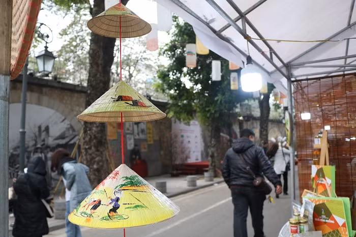 Có cả một gian hàng bày bán nón lá Việt Nam tạo điểm nhấn ngay từ đầu con phố. Có cả một gian hàng bày bán nón lá Việt Nam tạo điểm nhấn ngay từ đầu con phố.