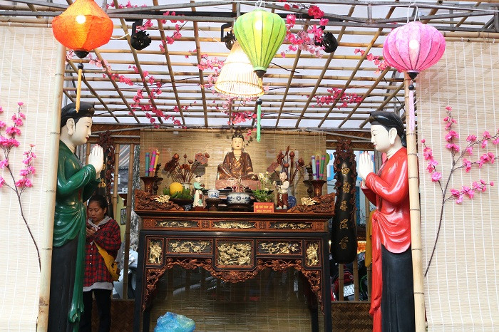 Không gian bàn thờ trong các ngôi đình, đền, chùa xưa được tái hiện một cách chân thực, giúp khách tham quan dễ hình dung được không khí Tết cổ truyền. Không gian bàn thờ trong các ngôi đình, đền, chùa xưa được tái hiện một cách chân thực, giúp khách tham quan dễ hình dung được không khí Tết cổ truyền.