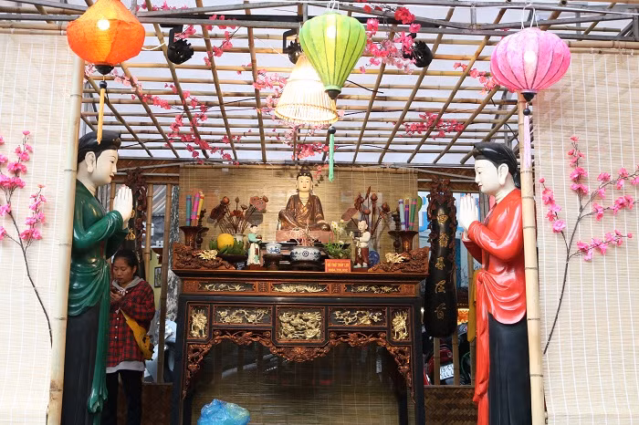 Không gian bàn thờ trong các ngôi đình, đền, chùa xưa được tái hiện một cách chân thực, giúp khách tham quan dễ hình dung được không khí Tết cổ truyền. Không gian bàn thờ trong các ngôi đình, đền, chùa xưa được tái hiện một cách chân thực, giúp khách tham quan dễ hình dung được không khí Tết cổ truyền.