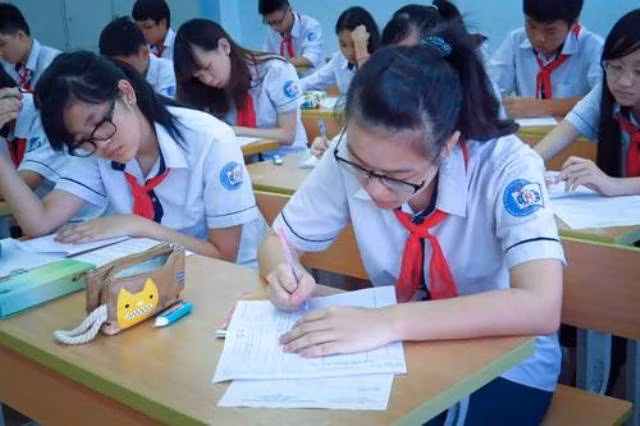  Học sinh chuẩn bị thi và xét tuyển vào lớp 10