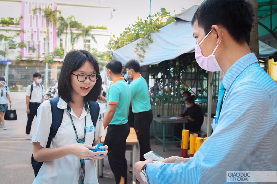 Một số học sinh quên mang khẩu trang khi đến đến trường, được thầy cô phát miễn phí khẩu trang.