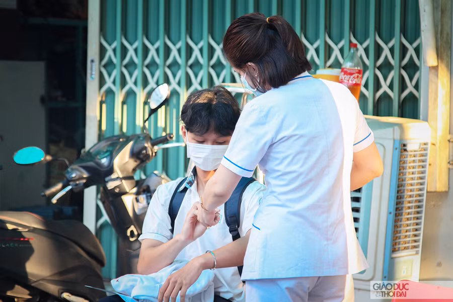 Những học sinh có thân nhiệt cao bất thường, thầy cô cho các em ngồi nghỉ tại sân trường và theo dõi sức khỏe. Nếu không có dấu hiệu của việc cảm, sốt, thân nhiệt ổn định lại, sẽ cho học sinh lên lớp.