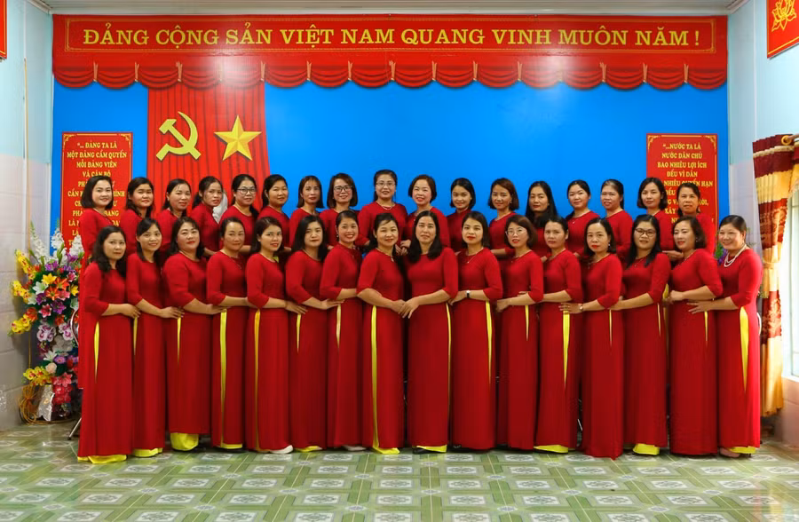 Tập thể cán bộ, giáo viên trường mầm non Việt Vinh