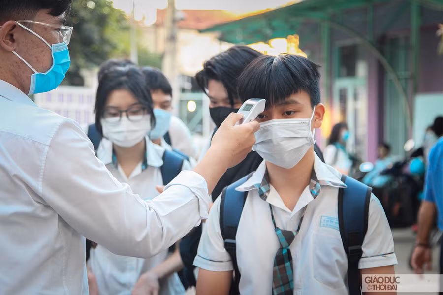 Tất cả học sinh của Trường TH-THCS-THPT Lê Quý Đôn đều được đo thân nhiệt trước khi lên lớp.