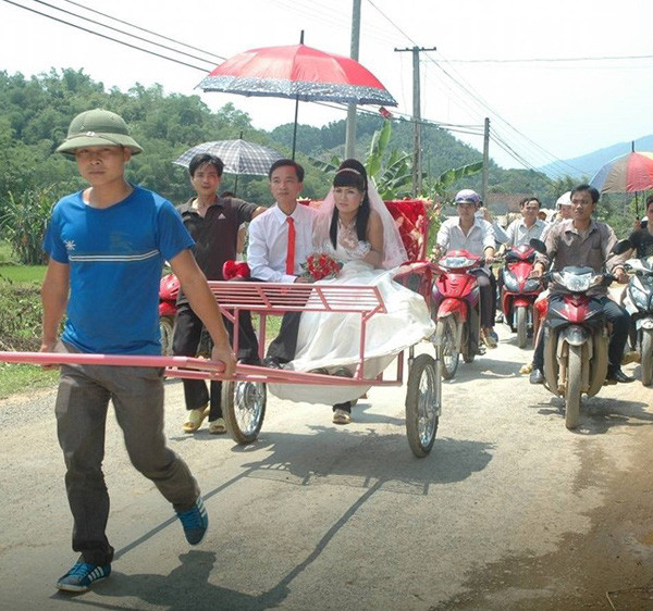 Choáng với màn rước dâu bằng xe “mui trần” đời mới có một không hai Choáng với màn rước dâu bằng xe “mui trần” đời mới có một không hai