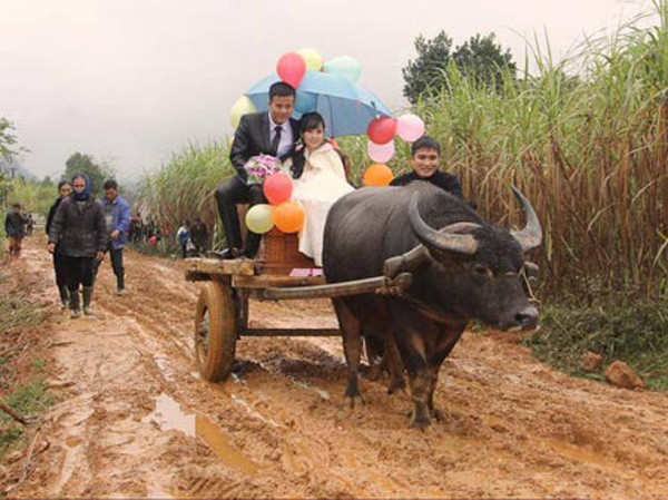 Choáng với màn rước dâu bằng xe “mui trần” đời mới có một không hai Choáng với màn rước dâu bằng xe “mui trần” đời mới có một không hai