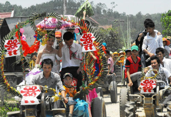 Màn rước dâu bằng xe “mui trần” đời mới có một không hai Màn rước dâu bằng xe “mui trần” đời mới có một không hai