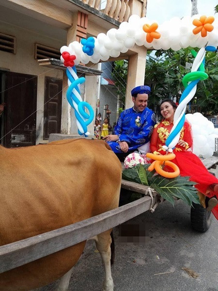 Màn rước dâu bằng xe “mui trần” đời mới có một không hai Màn rước dâu bằng xe “mui trần” đời mới có một không hai