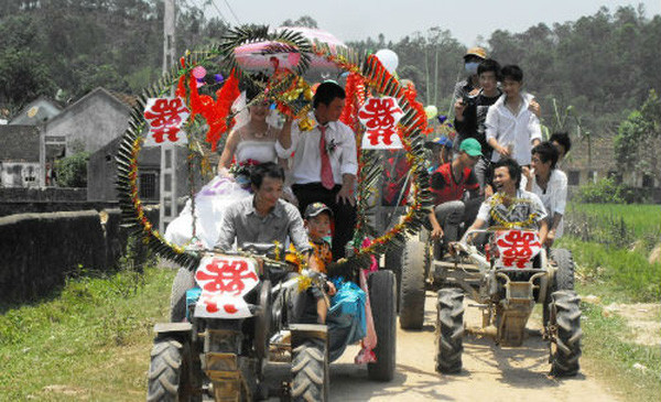 Màn rước dâu bằng xe “mui trần” đời mới có một không hai Màn rước dâu bằng xe “mui trần” đời mới có một không hai