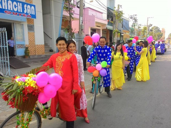 Màn rước dâu bằng xe “mui trần” đời mới có một không hai Màn rước dâu bằng xe “mui trần” đời mới có một không hai