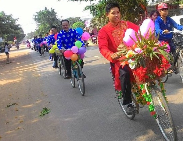 Màn rước dâu bằng xe “mui trần” đời mới có một không hai Màn rước dâu bằng xe “mui trần” đời mới có một không hai