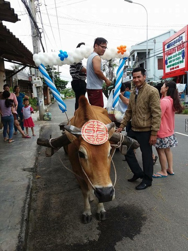 Màn rước dâu bằng xe “mui trần” đời mới có một không hai Màn rước dâu bằng xe “mui trần” đời mới có một không hai