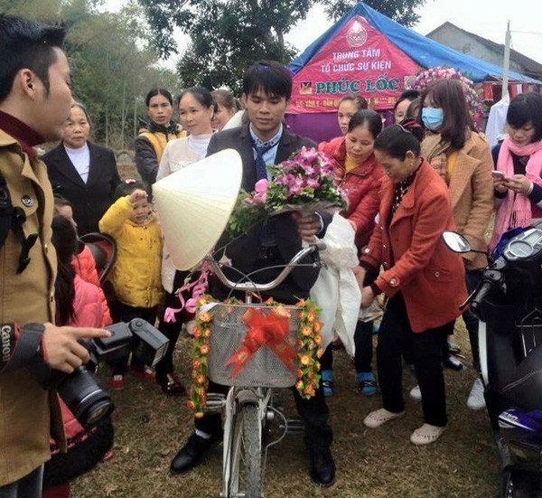 Màn rước dâu bằng xe “mui trần” đời mới có một không hai Màn rước dâu bằng xe “mui trần” đời mới có một không hai