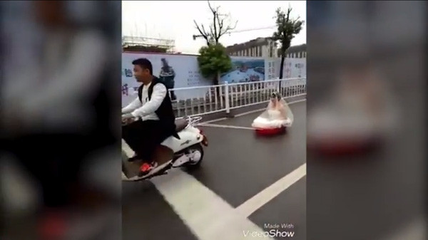 Màn rước dâu bằng xe “mui trần” đời mới có một không hai Màn rước dâu bằng xe “mui trần” đời mới có một không hai