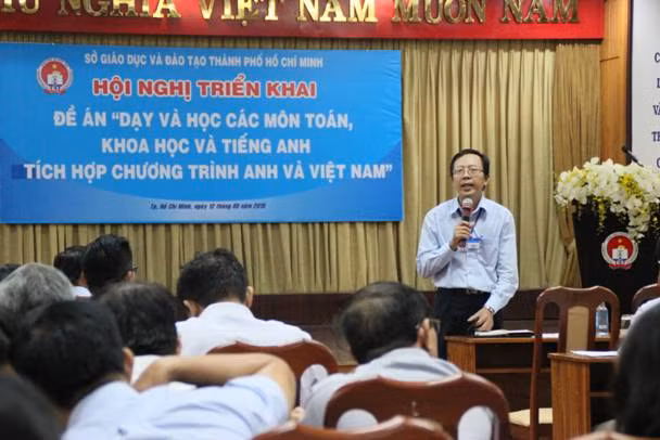 Ông Phạm Ngọc Tiến - Phó Phòng GD Trung học Sở GD&ĐT TPHCM - chia sẻ với đại diện các trường về chương trình tiếng Anh tích hợp.
