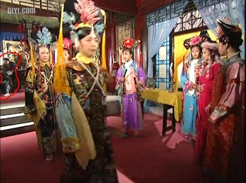 Những vị khách khác thường này chắc là nguyên nhân khiến hoàng hậu nổi cơn tam bành với nàng Hàm Hương. Những vị khách khác thường này chắc là nguyên nhân khiến hoàng hậu nổi cơn tam bành với nàng Hàm Hương.