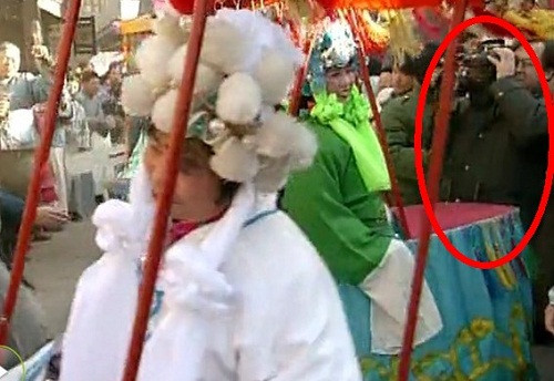 Không những xuất hiện trong y phục hiện đại, vị khách này còn vô tư chụp ảnh lễ hội của triều đình không chút kiêng dè. Không những xuất hiện trong y phục hiện đại, vị khách này còn vô tư chụp ảnh lễ hội của triều đình không chút kiêng dè.