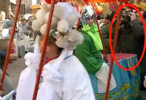 Không những xuất hiện trong y phục hiện đại, vị khách này còn vô tư chụp ảnh lễ hội của triều đình không chút kiêng dè.