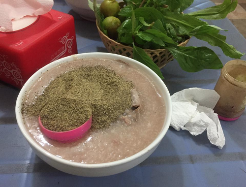 Ấm nồngtô cháo lúc nửa đêm. Ấm nồngtô cháo lúc nửa đêm.