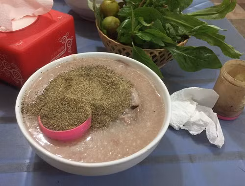 Ấm nồngtô cháo lúc nửa đêm.