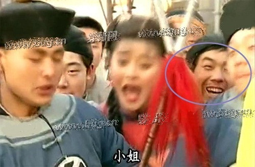 Trong lúc Tử Vy bị trúng tên ngất xỉu, Kim Tỏa hoảng sợ kêu khóc thì nụ cười rạng rỡ của người đàn ông này quả thật khiến người khác lưu tâm. Trong lúc Tử Vy bị trúng tên ngất xỉu, Kim Tỏa hoảng sợ kêu khóc thì nụ cười rạng rỡ của người đàn ông này quả thật khiến người khác lưu tâm.